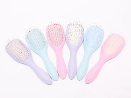 Hoeveel penseelstreken heeft de Detangling Hair Brush nodig om hardnekkige knopen te ontwarren in vergelijking met een gewone plastic kam?